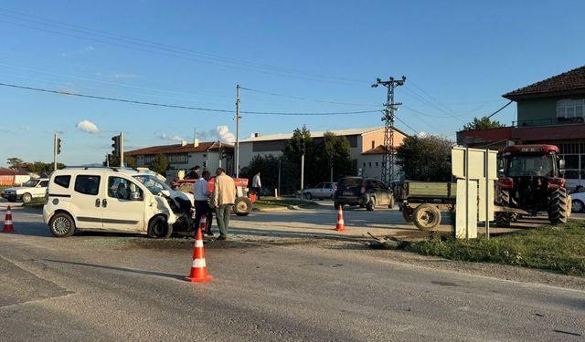 Alatarla ışıklarında feci kaza: Traktörle hafif ticari araç çarpıştı