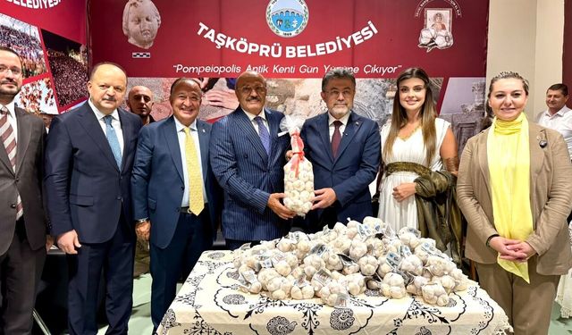 Bakan Yumaklı, Kastamonu Günleri’nde Taşköprü standını ziyaret etti