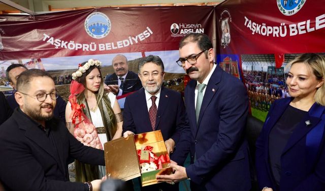 Bakan Yumaklı’dan Taşköprü standına ziyaret