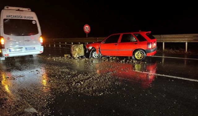 İki otomobil kayalara çarptı! Sürücüler şans eseri kurtuldu