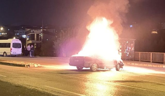 İstop eden otomobil alev aldı! Geriye demir yığını kaldı
