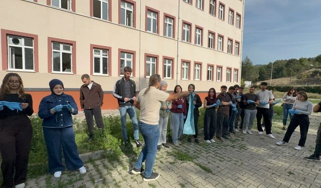 Kastamonu’da öğrenciler kampüse el attı: 10 torba çöp toplandı
