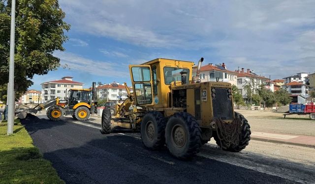 Taşköprü’de bir cadde daha sıcak asfaltla yenilendi