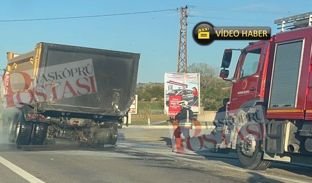 Taşköprü yolunda kamyonun lastikleri alev aldı