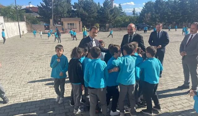 Kastamonu'da kaymakam öğrencilerle kucaklaştı