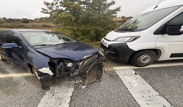 Kastamonu'da iki otomobil çarpıştı