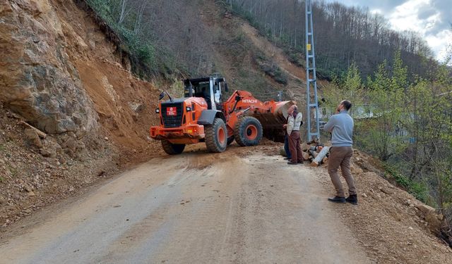 Bozkurt'da Heyelan köy yolunu ulaşıma kapattı