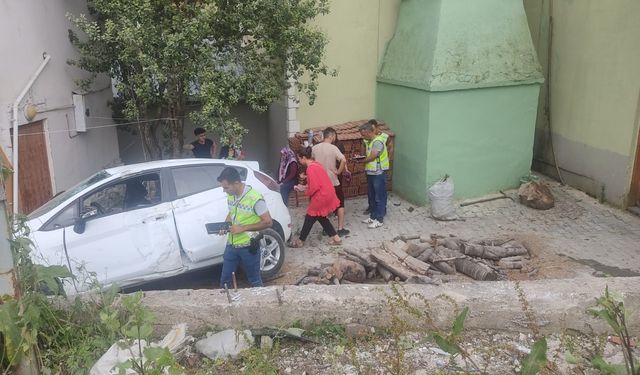 İstinat duvarından caminin bahçesine düşen otomobildeki 4 kişi yaralandı