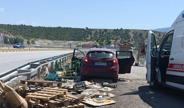 Kastamonu'da gurbetçi ailenin bulunduğu otomobil bariyerlere çarptı
