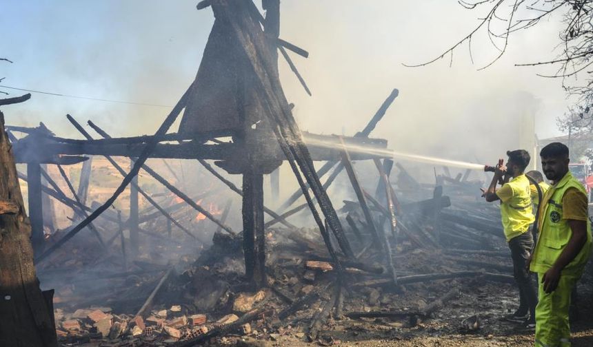 Taşköprü'de 3 ev ve 1 ahır yangında kül oldu