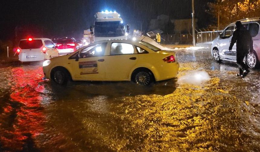 Kastamonu'da deniz kara ile birleşti, yollar su altında kaldı!