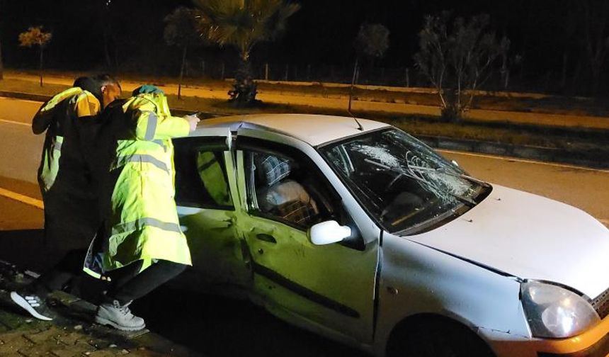 Kastamonu'da virajı alamayan otomobil ağaca çarptı; Yaralılar var!