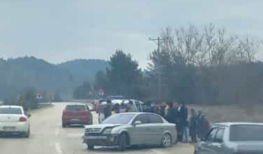 Kastamonu'da yine kaza: Bariyerlere çarpan sürücü yaralandı
