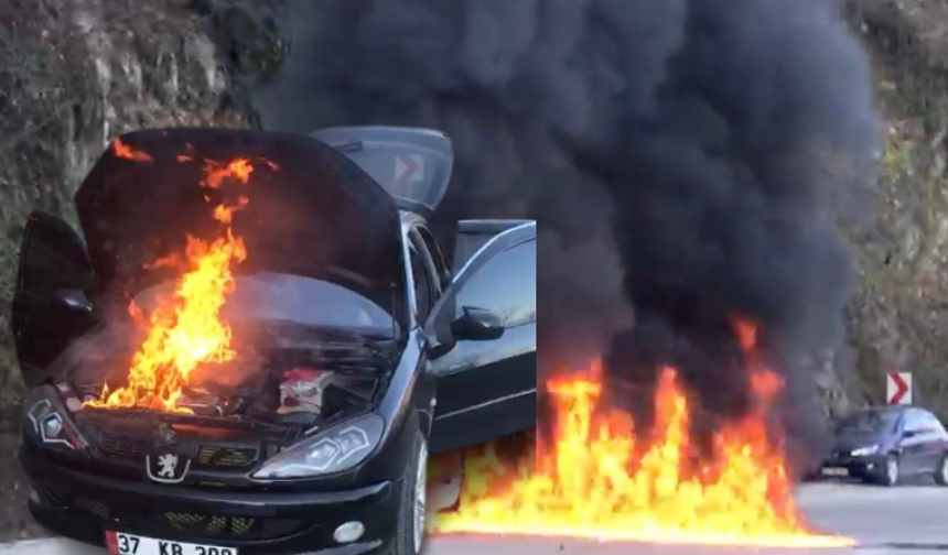 Kastamonu'da otomobil seyir halindeyken alev alev yandı!