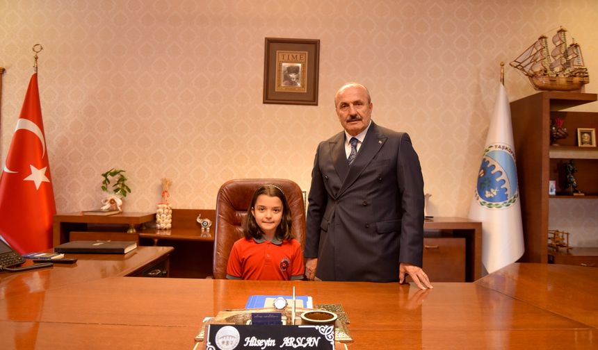 Taşköprü Belediye Başkanı Hüseyin Arslan makamını öğrencilere devretti