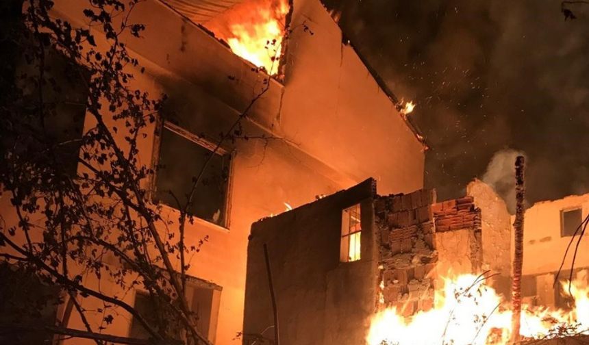 Kastamonu'da yangın: 2 ev küle döndü!