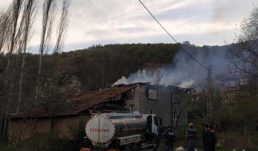 Kastamonu'da alevler 2 katlı evi kül etti!