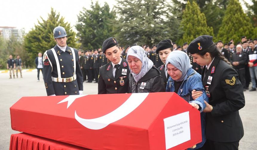 Şehidimizin annesi, Türk bayrağına sarılı tabutun başında gözyaşı döktü
