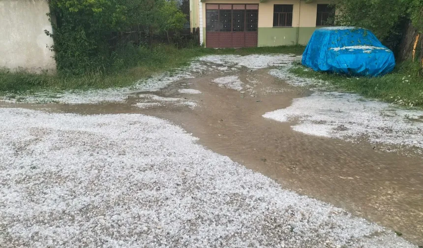 Kastamonu'da dolu ve sağanak yağışın etkili olduğu bu ilçede ev ve iş yerlerini su bastı