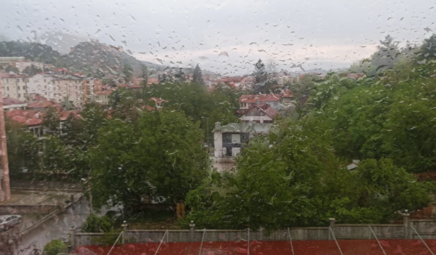 Kastamonu'ya dolu yağdı: Sağanak yağış şehri etkisi altına aldı!