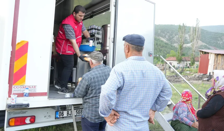 Kastamonu'da 12 evin yandığı köyde Kızılay ekibi, vatandaşlara yemek ikramında bulundu