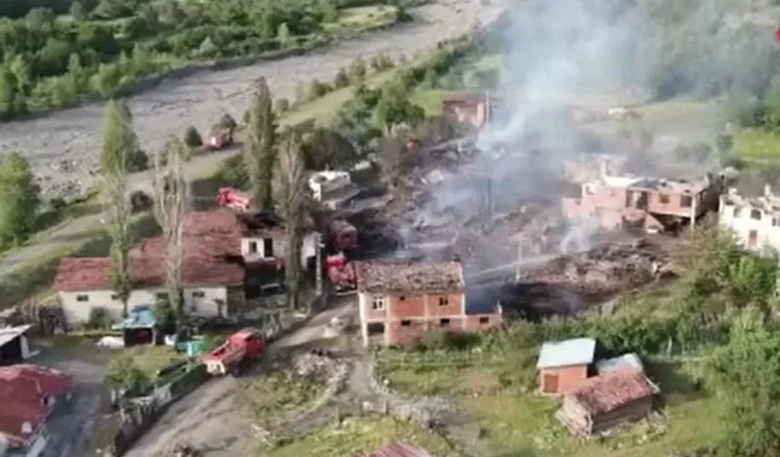 Kastamonu'da 12 evin yandığı köy böyle görüntülendi
