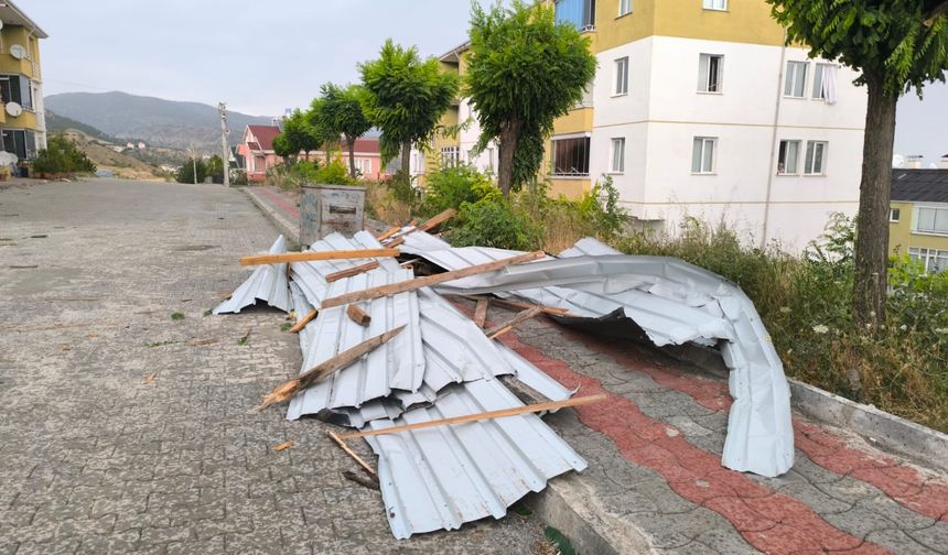 Kastamonu'da şiddetli rüzgar evlerin çatılarını uçurdu!