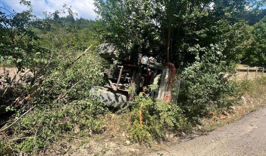 Kastamonu plakalı traktör, otomobille çarpıştı: Traktör devrildi, yaralılar var! (görüntülü haber)