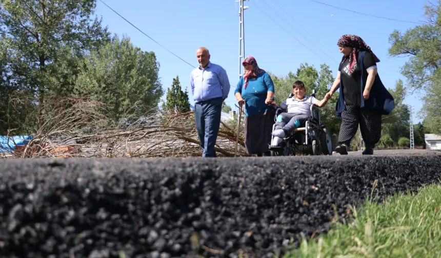 Kastamonu'da engelli çocuğun evinin yolu rahat tekerlekli araç kullanabilmesi için asfaltlandı