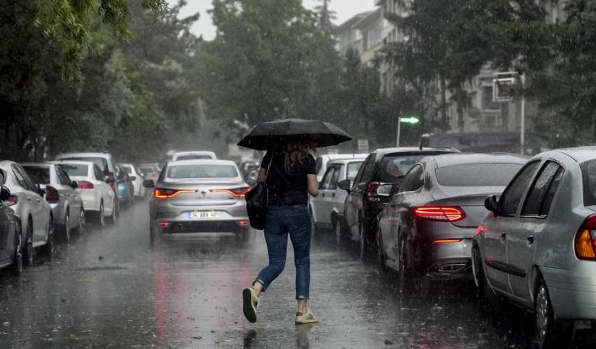 Şiddetli sağanak başladı: Kastamonu'da şimşekler çakıyor!