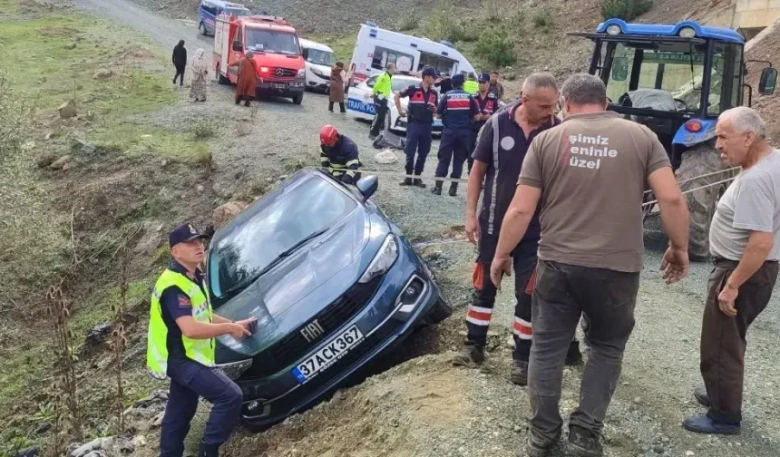 Kastamonu'da otomobil yol kenarında asılı kaldı! Çift ölümden döndü!