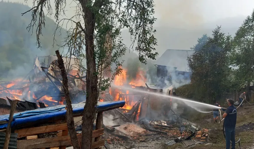 Kastamonu'da yangın: 2 katlı ahşap ev ve samanlık kül oldu!