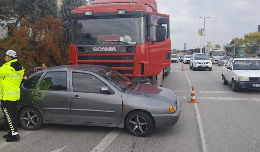 TIR otomobili altına alıyordu!