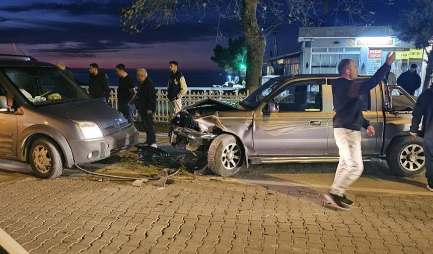 Kastamonu'da kaza: 2 araç kafa kafaya çarpıştı!