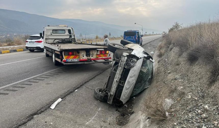 Kastamonu'da otomobil su kanalına devrildi: Feci kazada 1'i çocuk 3 yaralı (görüntülü haber)