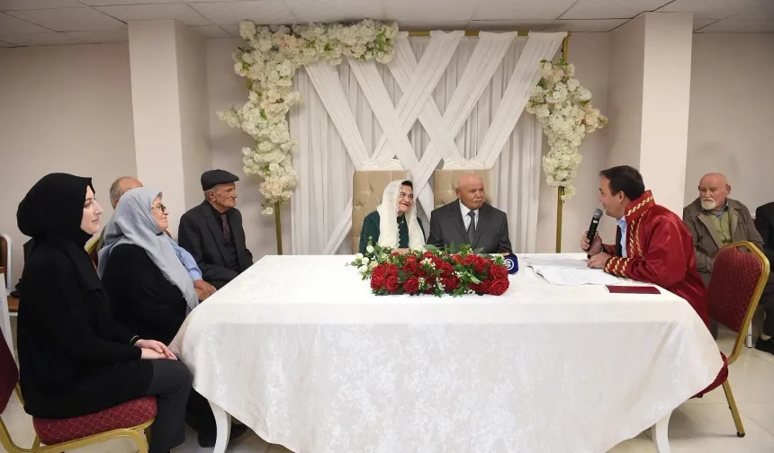 Kastamonu’da duygu dolu nikah töreni: Başkan Baltacı, huzurevi çiftini evlendirdi!