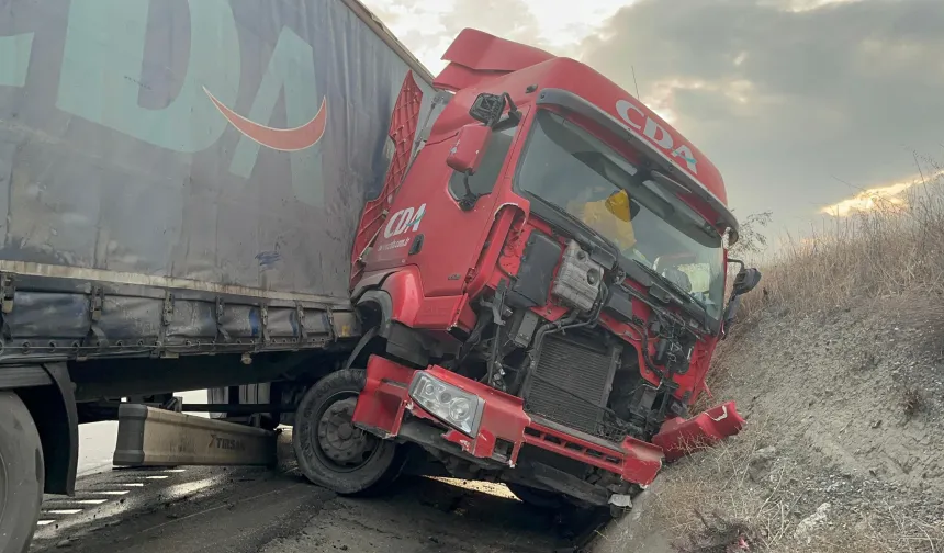 Kastamonu'da tır makasladı: Sürücü yara almadan kurtuldu!