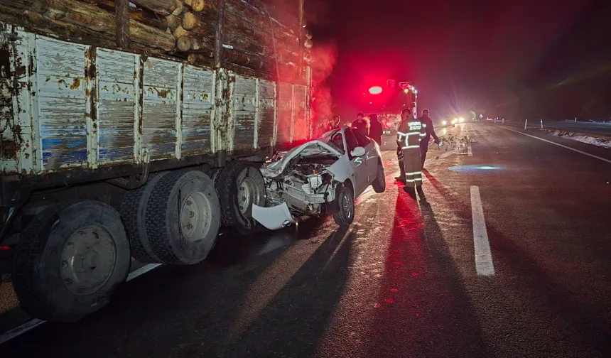 Otomobil Kastamonu plakalı tomruk yüklü kamyonun altına girdi: 1 yaralı var!