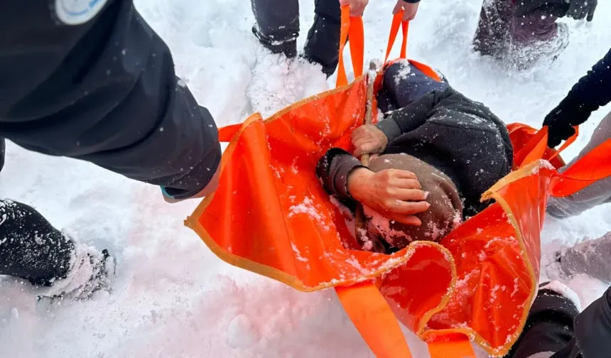 UMKE ekibi Kastamonu'nun karla kaplı yollarında 75 yaşındaki hasta için seferber oldu!