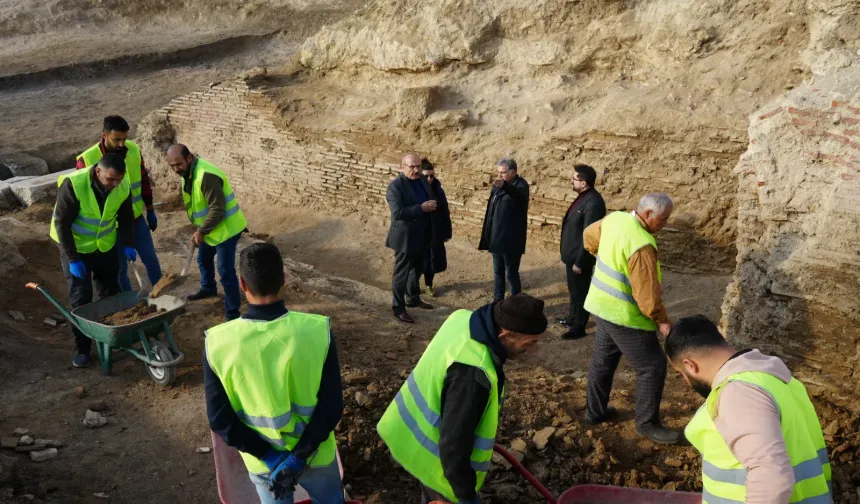 Pompeiopolis'teki 2 bin kişilik tiyatroda heyecanlandıran keşif: Afrodit heykelleri bulundu!