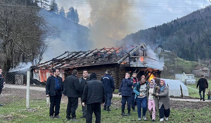 Kastamonu'da 2 katlı evi alevler sardı!