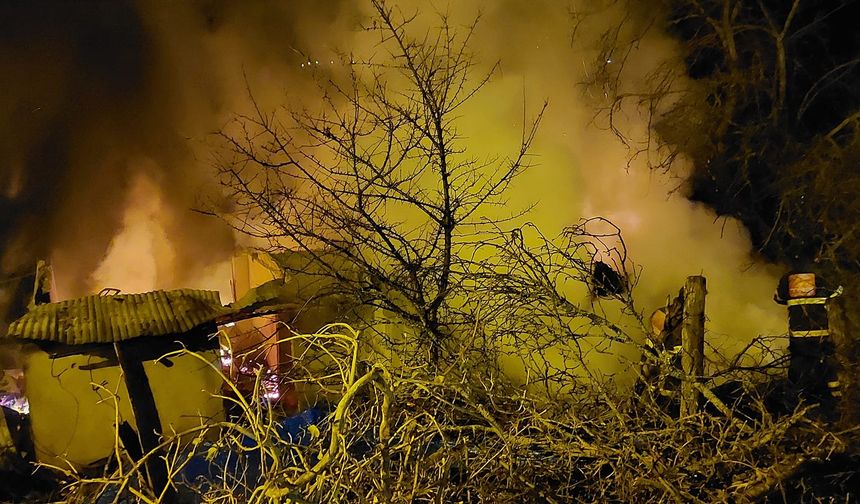 Kastamonu'da yeni yıla 2 saat kala, 2 katlı ev alev alev yandı