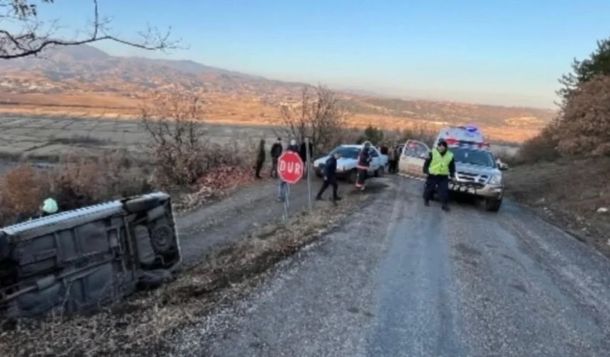 Kastamonu'da feci kaza: Otomobil takla attı, 2 kişi araçta sıkıştı!