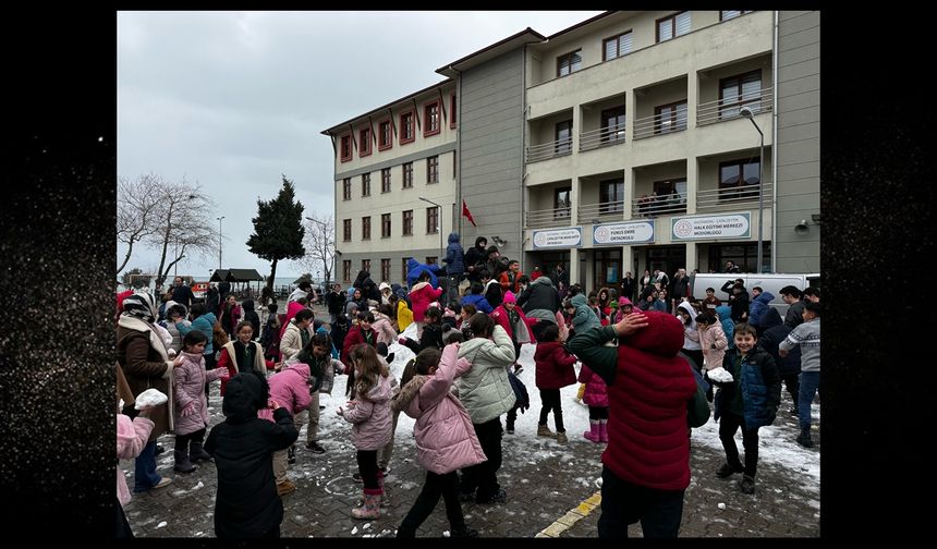 Kastamonu’da çocuklar istedi, başkan kamyonlarla kar getirdi (görüntülü haber)