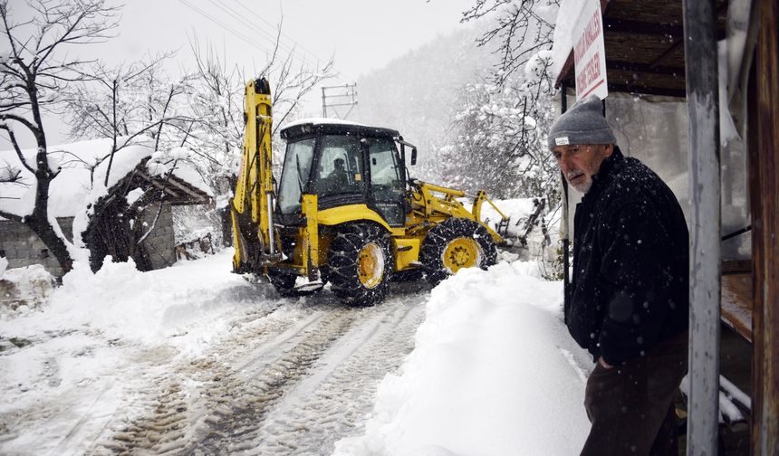 Taşköprü'de 12 köy yolu ulaşıma kapandı