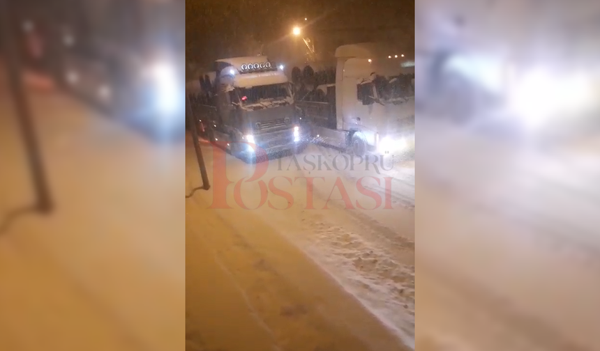 Kastamonu'nun ilçesinde kar yağışı trafiği felç etti!