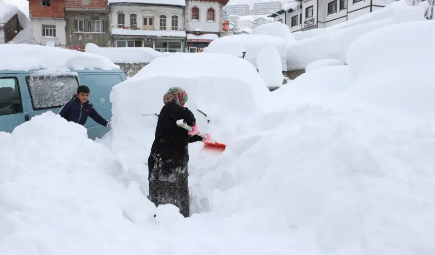 Kastamonu'nun ilçesinde yoğun kar yağışı: Araçlar kar altında kaldı!