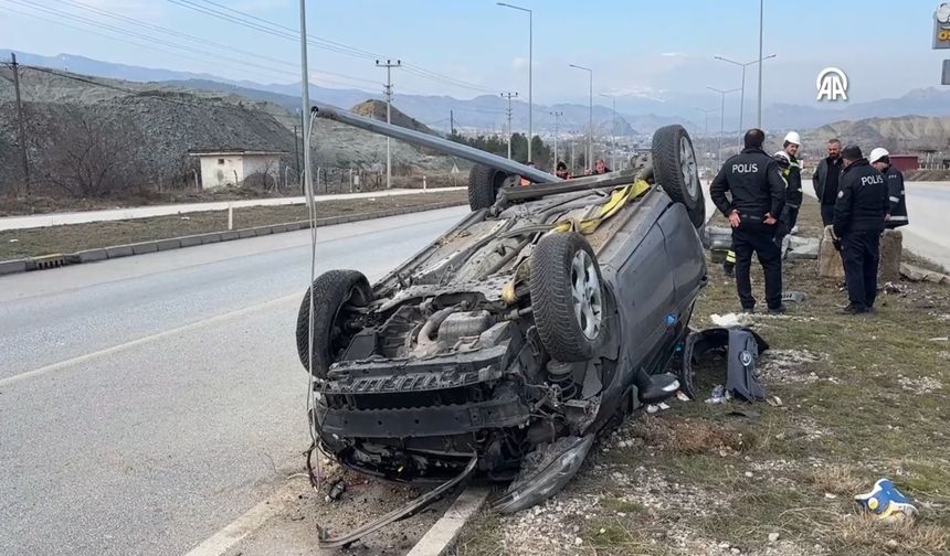 Direğe çarpan otomobil takla attı