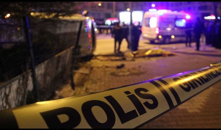 Otoyolda feci kaza! Otomobil refüje devrildi: 1 ölü, 4 yaralı