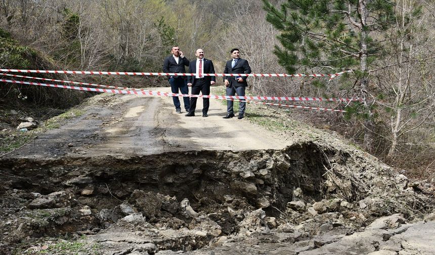 Son dakika! Kastamonu’da yol yarıldı: 2 ev kaydı, 3 ev daha tehlike altında